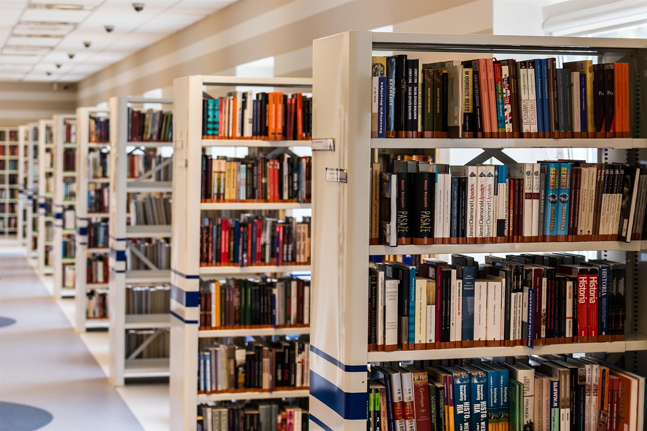 Дети читают книгу в семейном кругу